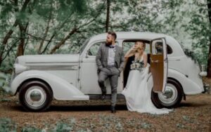 2025 Wedding trends: Married couple by vintage car