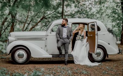 2025 Wedding trends: Married couple by vintage car